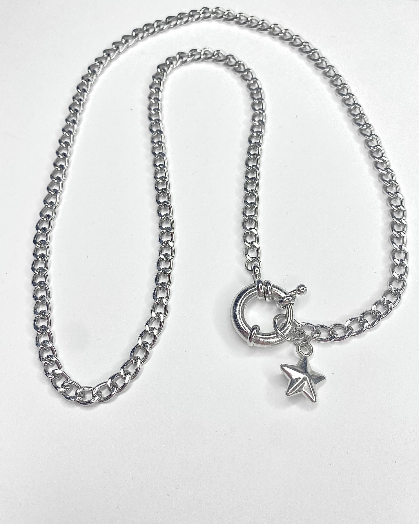 Collar con broche y dije de estrella