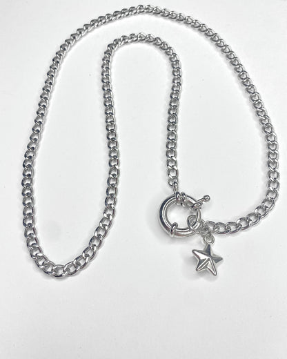 Collar con broche y dije de estrella