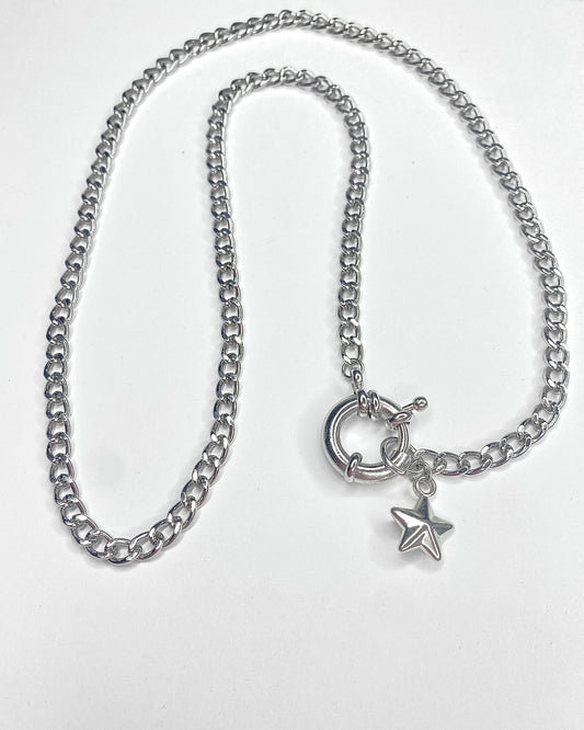 Collar con broche y dije de estrella