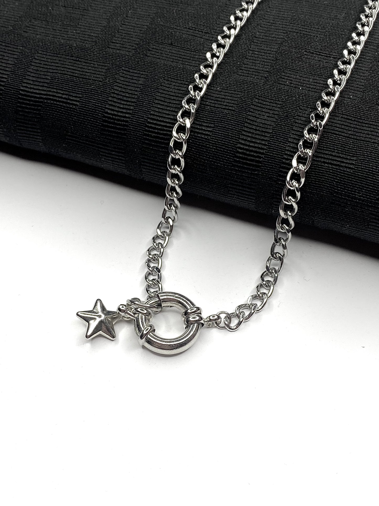 Collar con broche y dije de estrella